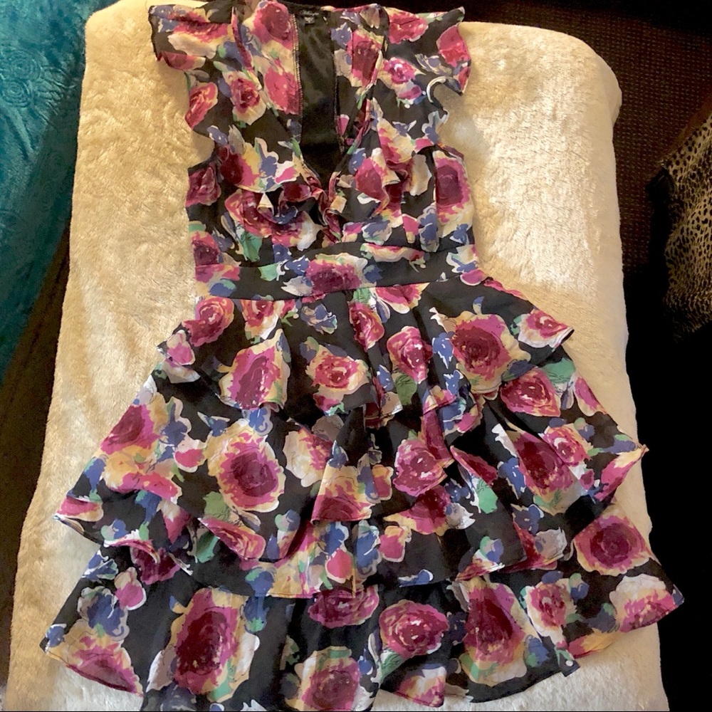 Floral Print Dress w/Lots of Fun Ruffles! Sz Med